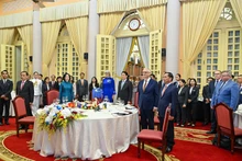 Le président Luong Cuong et son épouse président un banquet d’État en l’honneur de la gouverneure générale d’Australie, Sam Mostyn, de son époux. Photo : NDEL.