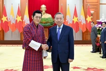 Le secrétaire général du Parti communiste du Vietnam, To Lam (droite) et le roi du Bhoutan, Jigme Khesar Namgyel Wangchuck. Photo : NDEL.