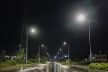 Remplacement de l’ancien système d’éclairage par des lampes LED intelligentes, ce qui a permis d’économiser 45 % de l’énergie consommée. Photo : Le Tan.