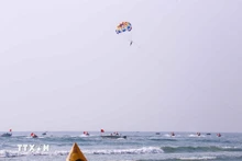 Activités sportives dans le cadre du programme « Saison du tourisme balnéaire de Da Nang », en avril 2025. Photo : VNA.