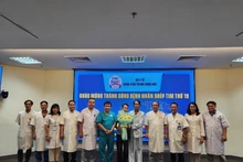 L’hôpital central de Huê a accueilli le patient et l’a félicité pour sa transplantation cardiaque réussie, le 4 août. Photo : VNA.