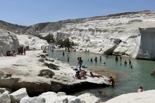 Plage de Sarakiniko sur l’île de Milos, en mer Égée, en Grèce. Photo : Greeka.