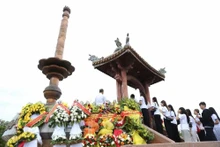 Les jeunes et étudiants vietnamiens résidant à l’étranger participant au Camp d’été du Vietnam 2025 organisent une cérémonie d’offrande d’encens et de fleurs à la citadelle de Quang Tri. Photo : Thanh Long.
