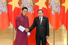 Le président de l’Assemblée nationale du Vietnam, Tran Thanh Man (à droite) et le roi du Bhoutan, Jigme Khesar Namgyel Wangchuck. Photo : NDEL.