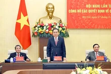 Le président de l’Assemblée nationale, Trân Thanh Mân (au centre), prend la parole lors de la conférence, à Hanoï, le 27 juin. Photo : VNA.