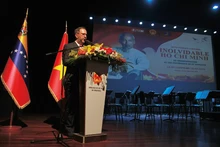Le ministre vénézuélien des Affaires étrangères, Yvan Gil, s’exprime lors de la célébration du 135ᵉ anniversaire de la naissance du Président Hô Chi Minh au Venezuela. Photo : ambassade du Vietnam au Venezuela.