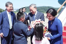 Le secrétaire général du Parti communiste du Vietnam, To Lam, son épouse Ngo Phuong Ly sont arrivés à la base aérienne de Seongnam à Séoul, entament une visite d’État en République de Corée. Photo : VNA.
