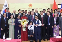 Le secrétaire général du Parti communiste du Vietnam (PCV) To Lam et son épouse rencontrent à Séoul la communauté vietnamienne en R. de Corée. Photo : VNA.