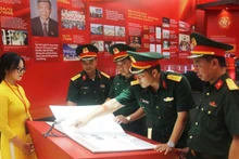 Cadres et officiers de la Division 3 (Région militaire 1) découvrent la lecture de livres électroniques lors de l’exposition. Photo : Nhân Dân.