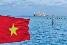 Le drapeau national flottant dans la zone de l’île Sinh Ton Dong, archipel de Truong Sa, avril 2023. Photo : Baoquocte.
