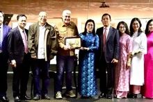 La délégation vietnamienne prend une photo souvenir avec Eduardo Piñera, vice-président du Parti socialiste unifié du Venezuela et président de la Commission centrale de l’Idéologie et de la Formation. Photo : Ambassade du Vietnam au Venezuela.