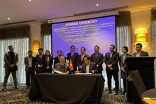 Les dirigeants de la province de Long An (actuelle province de Tay Ninh) assistent à la cérémonie de signature du protocole d’accord de partenariat stratégique dans le domaine du conseil en planification urbaine, en architecture et en technologies pour le projet de zone urbaine intelligente de Phuoc Dong, entre la société par actions IMG Phuoc Dong et la société Elenberg Fraser Australia, lors de la visite en Australie en 2022. Photo : Baodautu.