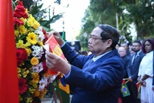 Le Premier ministre Pham Minh Chinh dépose une gerbe de fleurs au président Ho Chi Minh au Brésil. Photo : VNA.