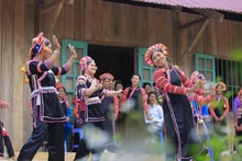 Des femmes de l’ethnie La Hu, dans le district de Muong Te (province de Lai Chau), exécutent une danse traditionnelle propre à leur culture. Photo : VNP.