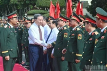 Le secrétaire général To Lam, secrétaire de la Commission militaire centrale, et les responsables du Corps d’armée 12. Photo : NDEL.
