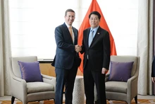 Le président Luong Cuong (à droite) rencontre le directeur général de Warburg Pincus et président du Conseil d’affaires États-Unis-ASEAN, Jeffrey David Perlman, à New York, le 22 septembre. Photo : VNA.