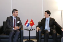 Le président vietnamien Luong Cuong (à droite) et le président paraguayen Santiago Peña Palacios, à New York, le 22 septembre. Photo : VNA.