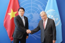 Le président vietnamien Luong Cuong (à gauche) et le secrétaire général de l’ONU, António Guterres, à New York, le 22 septembre. Photo : VNA.
