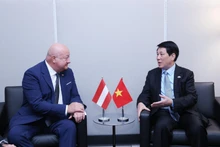 Le président vietnamien Luong Cuong (à droite) reçoit le Premier ministre autrichien Christian Stocker, à New York, le 22 septembre (heure locale). Photo : VNA.