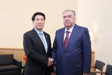 Le président Luong Cuong (à gauche) et le président tadjik Emomali Rahmon, à New York, le 22 septembre. Photo : VNA.