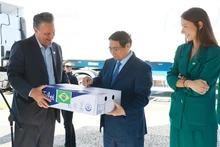 Le Premier ministre Pham Minh Chinh signe sur le premier lot de bœuf brésilien exporté vers le Vietnam. Photo : VNA.