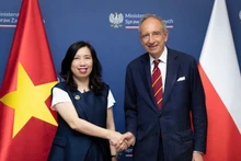 La vice-ministre vietnamienne des AE Le Thi Thu Hang et le secrétaire d'État au ministère polonais des AE, Władysław Teofil Bartoszewski. Photo : Ministère vietnamien des AE.