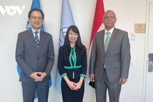 L’ambassadeur Do Hung Viet, la candidate du Vietnam à la Cour internationale du droit de la mer (TIDM), et l’ambassadeur d’Iraq. Photo : VOV.