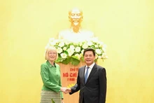 Le ministre de l’Industrie et du Commerce, Nguyen Hong Dien, et Mme Gillian Bird, nouvelle ambassadrice d’Australie. Photo : NDEL.