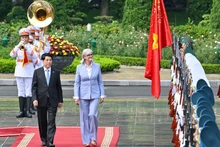 Le président de la République Luong Cuong et la gouverneure générale d’Australie, Sam Mostyn, lors de la cérémonie d'accueil. Photo : NDEL.