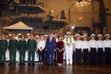 Délégués des deux pays lors de la cérémonie d'accueil au port de Tien Sa, dans la ville de Da Nang. Photo : VNA.