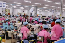 Fabrication de chaussures destinées à l'exportation au pôle industriel Vinh Hoa Hung Nam dans la province de Kien Giang, au Sud du Vietnam. Photo : VNA.