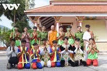 À An Giang, la jeunesse khmère fait vivre l’art du tambour Chhay-dam