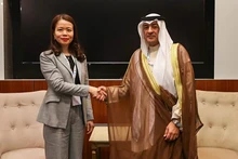 La vice-ministre vietnamienne des Affaires étrangères Nguyen Minh Hang et le secrétaire général du Conseil de coopération du Golfe (CCG), Jasem Mohamed Albudaiwi. Photo : Baoquocte.