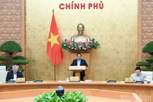 Le Premier ministre Pham Minh Chinh préside la réunion mensuelle du gouvernement d'octobre. Photo : NDEL.