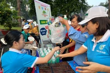 Ho Chi Minh-Ville : quand les déchets s’échangent contre des cadeaux
