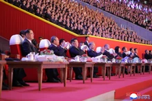 Le secrétaire général du Parti communiste du Vietnam (PCV) To Lam, le secrétaire général du Parti du Travail de Corée et président de la Commission des affaires d’État de la RPDC, Kim Jong Un, ainsi que d'autres dirigeants, assistent à un spectacle artistique à l’occasion du 80ᵉ anniversaire de la fondation du Parti du Travail de Corée. Photo : KCNA.