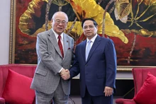 Le Premier ministre Pham Minh Chinh (droite) et le conseiller spécial de l’Alliance parlementaire d’amitié Japon–Vietnam, Takebe Tsutomu. Photo : VGP.