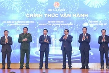 Le Premier ministre Pham Minh Chinh (3e à partir de la droite) à la cérémonie d'annonce et de lancement officiel de plusieurs systèmes informatiques du ministère de la Construction. Photo : NDEL.