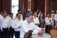 Le secrétaire général du PCV To Lam rend hommage au Président Ho Chi Minh à Nghe An. Photo : VNA.