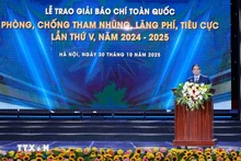 Le Premier ministre Pham Minh Chinh à la cérémonie de remise du 5e Prix journalistique national contre la corruption, le gaspillage et les pratiques malsaines (2024–2025). Photo : VNA.