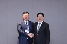 Le président vietnamien Luong Cuong (droite) reçoit le président du groupe Lotte, Shin Dong-bin. Photo : VNA.