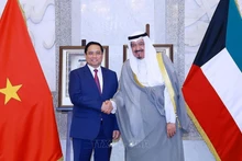 Le Premier ministre Pham Minh Chinh (à gauche) et son homologue du Koweït, Sheikh Ahmad Abdullah Al-Ahmad Al Sabah. Photo : VNA.