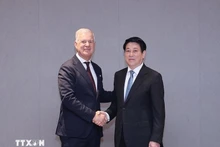 Le président de la République, Luong Cuong (droite), et le secrétaire général de la Chambre de commerce internationale (ICC), John Denton. Photo : VNA.