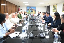 Entrevue entre la délégation vietnamienne et Roberto Morales Ojeda, membre du Bureau politique et secrétaire d'organisation du Parti communiste cubain. Photo : VNA.