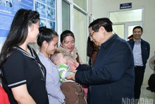 Le Premier ministre Pham Minh Chinh se rend au centre de santé communal de Yen Khuong. Photo : NDEL.