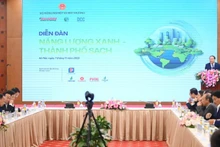 Vue d’ensemble du forum « Énergie verte – villes propres » organisé par le ministère de l’Agriculture et de l’Environnement. Photo : nhandan.vn