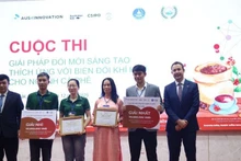 Remise des prix du concours « Solutions innovantes d’adaptation au changement climatique pour le secteur du café ». Photo : Comité d’organisation.