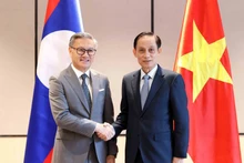Le ministre vietnamien des AE Lê Hoài Trung (droite) et son homologue lao Thongsavanh Phomvihane. Photo: VNA.