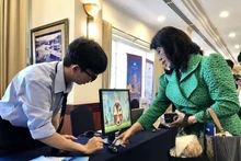 Des entreprises touristiques présentent des produits et services technologiques lors d’un événement de promotion du tourisme 2025-2030. Photo : VNA.