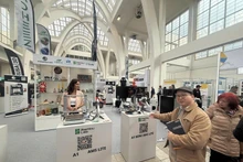 Nguyen Viet Anh, chef du Bureau commercial du Vietnam en République tchèque, visite la Foire internationale de l’industrie de Brno. Photo : Congthuong.